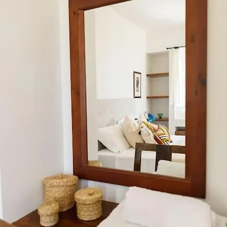 Willa Padma, Paros