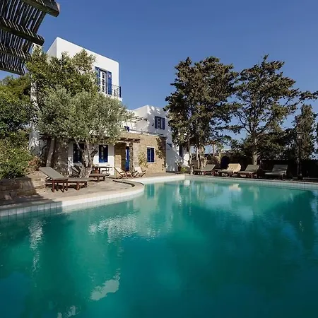 Willa Padma, Paros
