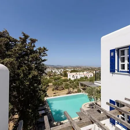 Willa Padma, Paros