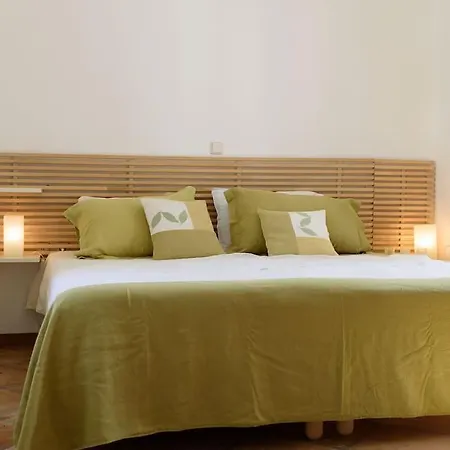 Willa Padma, Paros