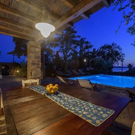 Willa Padma, Paros *