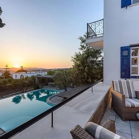 Willa Padma, Paros Angairiá
