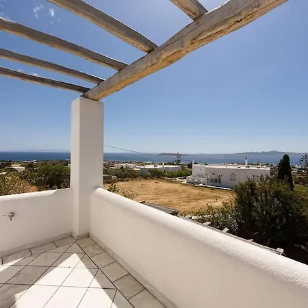 Padma, Paros Willa *