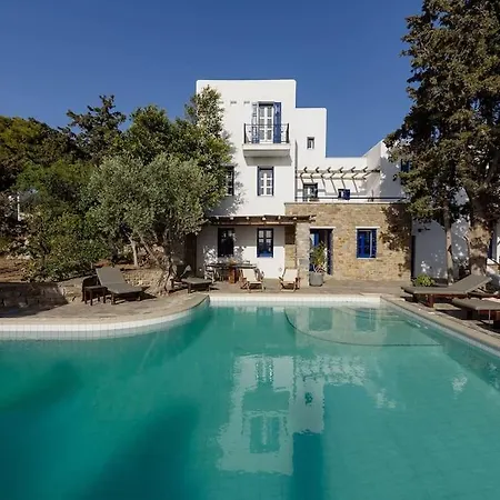 Willa Padma, Paros *